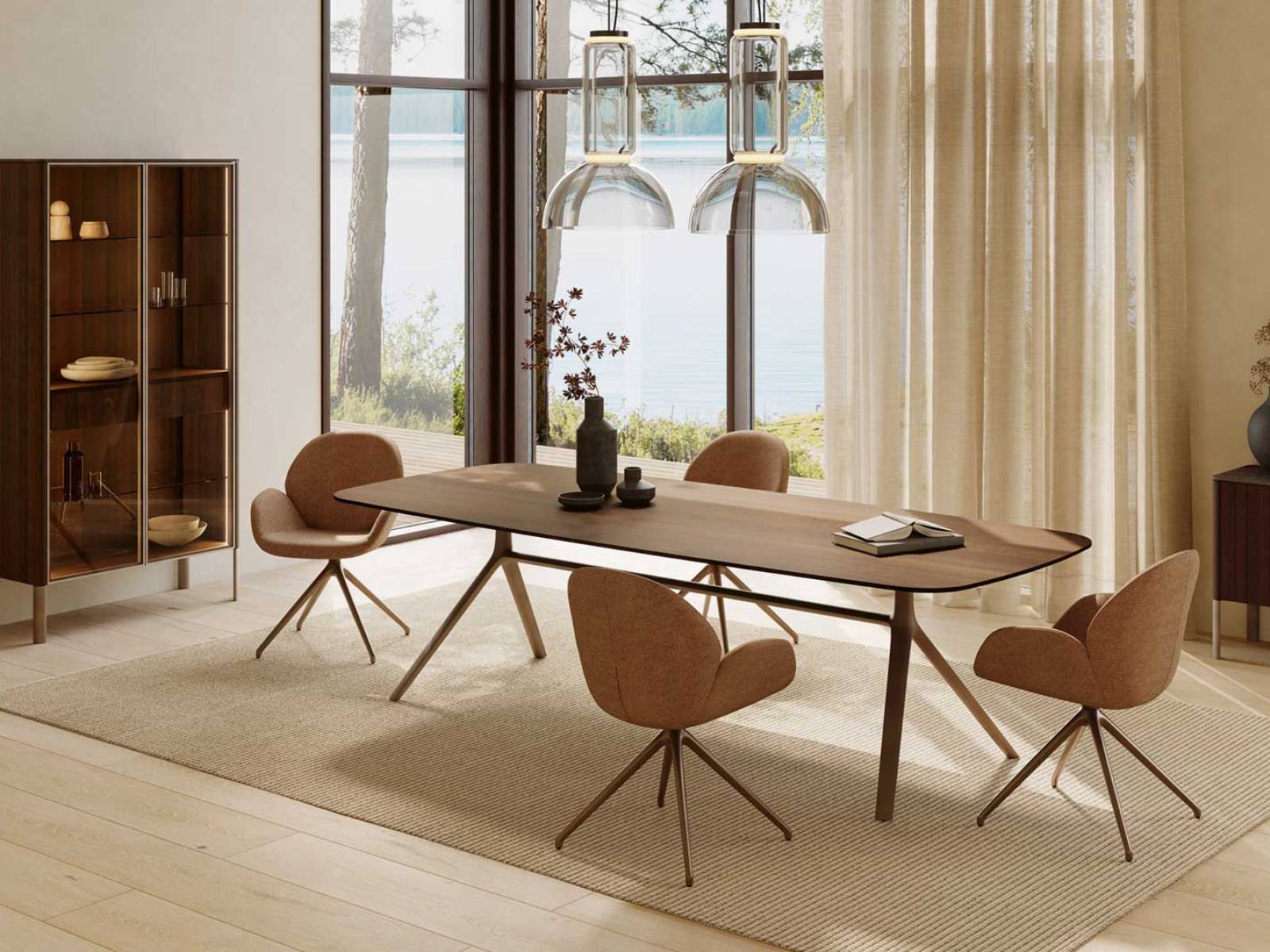 Das Herzstück der Kollektion «Nya» bilden Tisch und Stühle der Berliner Designerin Stephanie Jasny. Ihren Entwürfen liegen Bilder aus der Natur zugrunde, etwa eine sich verzweigende Astgabel oder das fächerartige Blatt eines Ginkgos. TEAM7.