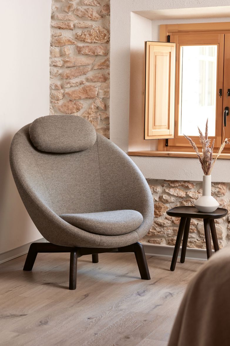 Drinnen wie draussen: «Pace» vereint elegantes Design mit höchstem Komfort und ist das neuste Mitglied der noch jungen Indoor-Kollektion der dänischen Marke, die bekannt ist für ihre hochwertigen Outdoormöbel. Der ästhetische Loungesessel wurde von Foersom & Hiort-Lorenzen MDD entworfen. CANE-LINE.COM