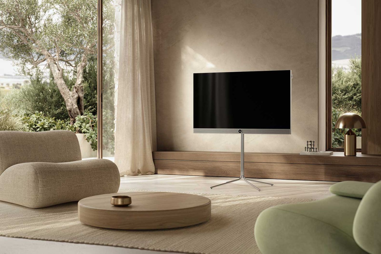 Edles Kleinformat: Der «Loewe vega» bringt 4K-Schärfe in kleine Räume im 32- oder 43-Zoll-Format. Das Bild wirkt plastisch und kontrastreich, selbst bei dunklen Szenen. Eine integrierte Soundbar mit 60 Watt und Dolby Atmos erzeugt vollen Klang ohne Zusatz­boxen. «Loewe os9» bietet Streaming wie Netflix oder Disney+ und die einfache Aufnahme von Sendungen. Gebürstetes Aluminium, ein fein strukturiertes Lautsprechergitter und ein drehbarer Chrom-Tischfuss machen ihn zum Möbelstück. Für Küchen, Schlafzimmer oder kleine Wohnzimmer ideal. loewe.ch