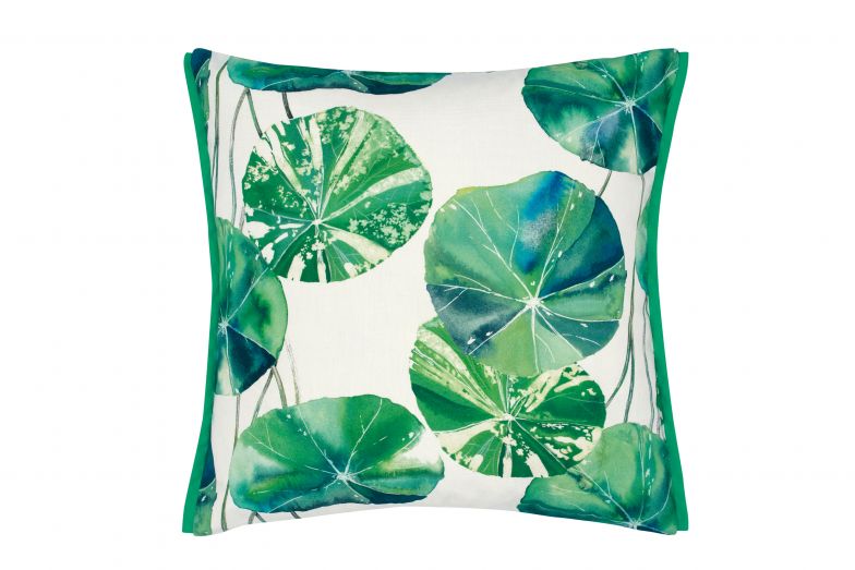 Schöne Kissen kann man nie genug haben: Dieses Exemplar in frechem Grün zieren die Blätter von Nelumbo Nucifera, der Indischen Lotusblume. Designers Guild.