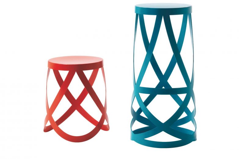 Nicht neu, aber ein Modell, das immer noch durch seine Form auffällt: «Ribbon» wurde vom japanischen Designstudio Nendo entworfen und ist aus einer lasergeschnittenen Metallplatte hergestellt, die sich in Form von Bändern zu einer aussergewöhnlichen Sitzgelegenheit ineinander verschlingen. Den Hocker gibt es auch als Barstuhl. Cappellini.