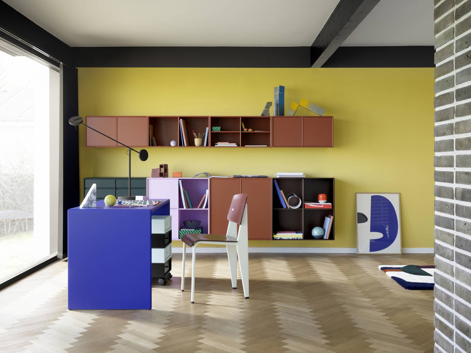 Ein kreativer Arbeitsplatz fängt mit einem harmonischen Farbkonzept an. Deshalb hat der dänische Hersteller Designerin Margrethe Odgaard damit beauftragt, 30 neue Farben für sein umfangreiches Systemmöbelsortiment zu kreieren. Darunter Monarchblau, Haselnussbraun, Jade oder Balsamico. Montana.