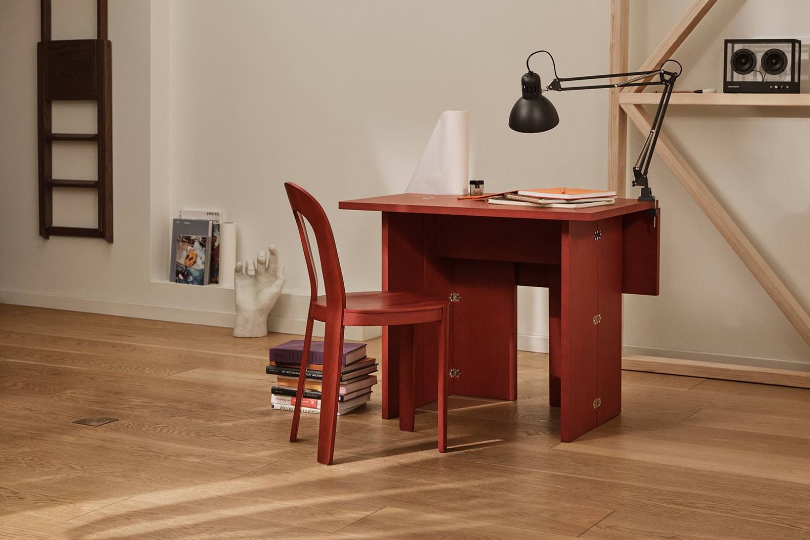 Flexibilität, wie man sie sich für das Homeoffice wünscht, bietet der platzsparende Klapptisch «Flip» von Jesper Ståhl. Er ist als Ess- oder Schreibtisch sowie als Sideboard nutzbar und in drei Grössen zu haben. designhousestockholm.com