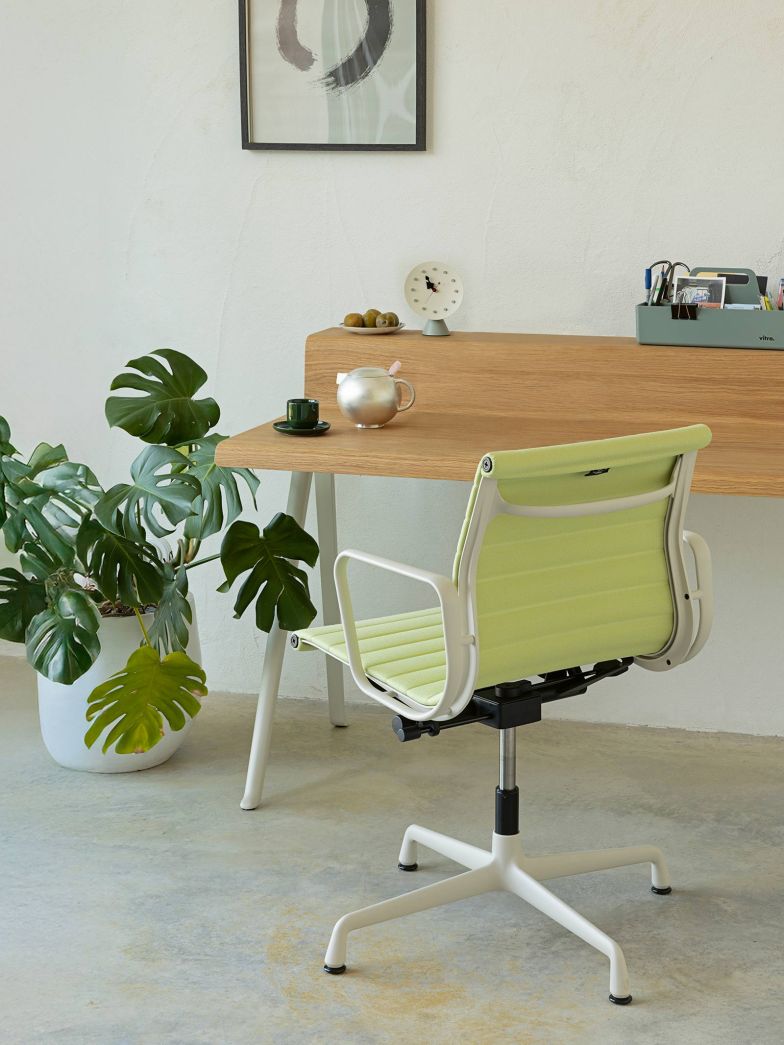 Selbst nach Jahrzehnten trotzt der ikonische «Aluminium Clair» von Charles und Ray Eames dem Lauf der Zeit. Entstehen trotz 30-jähriger Garantie Gebrauchsspuren, behebt sie der Refurbishment-Service und versetzt den Stuhl in seinen Originalzustand oder modernisiert ihn auf Wunsch optisch – etwa mit neuem Bezug oder einem pulverbeschichteten Aluminiumgestell in Dunkel-Bordeaux oder Kreide. vitra.com