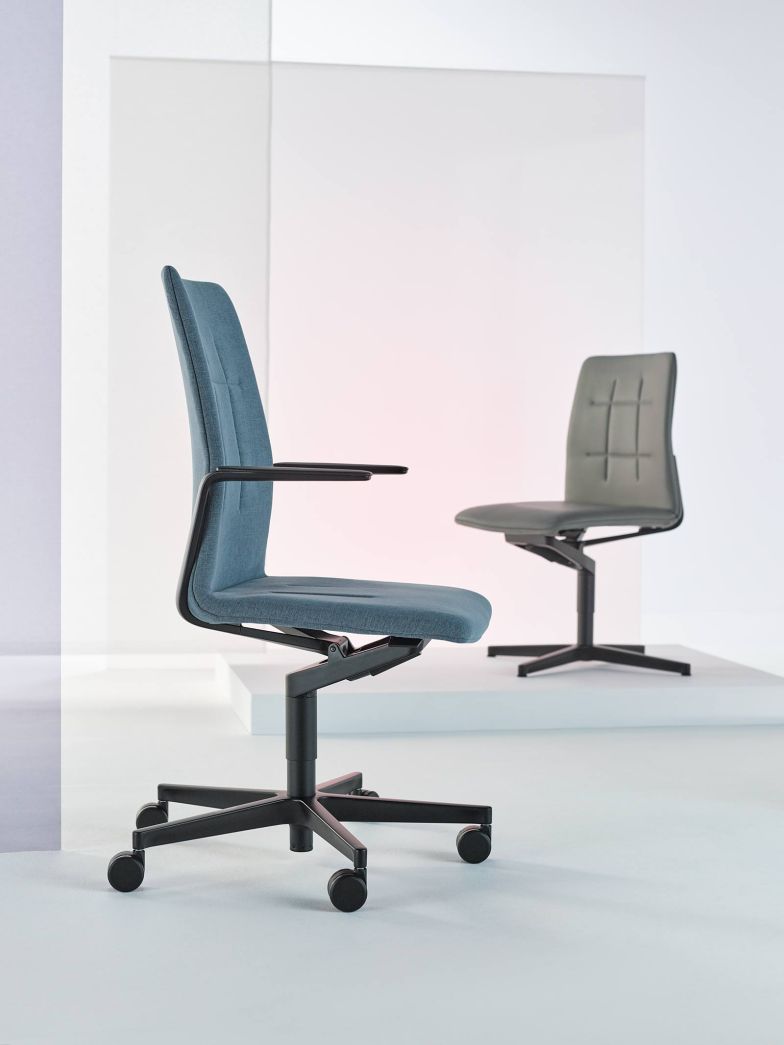 Markante Abnäher in Rückenlehne und Sitz sind nicht die einzigen Eigenschaften, die den «Lead Chair Evo» von EOOS auszeichnen. Hinzu kommen ergonomischer Sitzkomfort und Nachhaltigkeit: Der bequeme Stuhl wird ohne herkömmlichen Polsterschaum gefertigt, das Aluminiumgestell aus bis 100 Prozent recyceltem Material. walterknoll.de