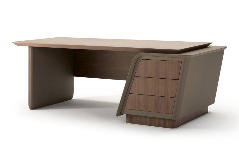 Präsent und voluminös, zugleich elegant und dynamisch – der neue «Executive Desk» aus der «Blues»-Kollektion überzeugt mit durchdachten Details, für die Giuseppe Viganò verantwortlich zeichnet. Erhältlich in Holz oder mit Lederbezug, macht der Schreibtisch seinem Namen als Chefschreibtisch alle Ehre. turri.it