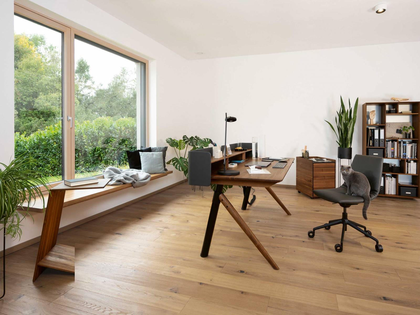 Duftende Hölzer und feinste handwerkliche Details, vereint mit klugen Funktionen und smarten Hightechmöbeln – so definiert sich ein vollwertiges Homeoffice. Dazu gehören zum Beispiel der wendige Bürodrehstuhl «Lui» und der elektrisch höhenverstellbare Schreibtisch «Pisa». Letzterer ist ausgestattet mit intelligenten Extras wie Schreibtischaufsatz, Kabel-kanal und LED-Lichtleiste. TEAM 7.