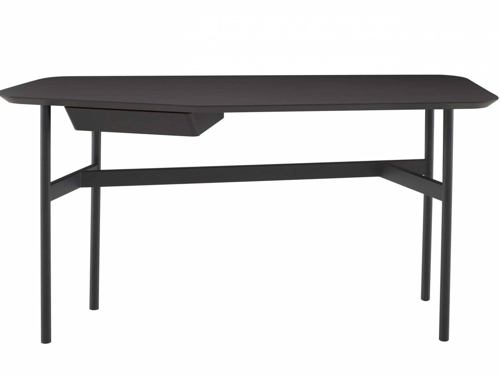 Auf Höhenflug: Die Idee für den Schreibtisch «Briord» kam Rémi Bouhaniche, als er Luftaufnahmen der Ligne Roset-Werke in Briord sah. Angetan von der umliegenden Natur liess der Designer all seine Eindrücke in die Form des Schreibtisches einfliessen. Diese zeichnet sich durch die Wertschätzung für Holz, eine leichte Linienführung und der nachempfundenen Asymmetrie der Natur aus. LIGNE ROSET.