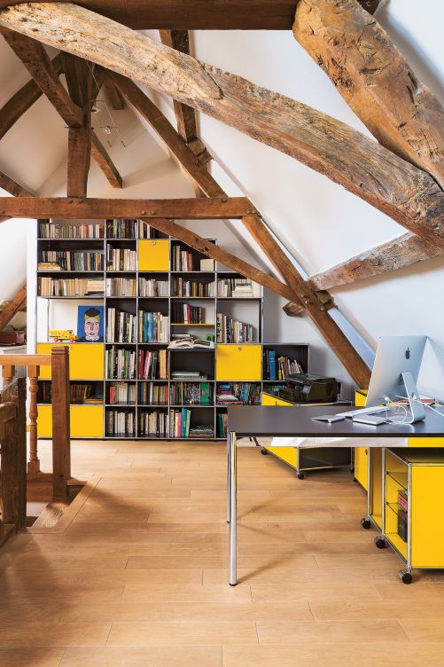 Bewährt, bekannt, beliebt: Das Möbelbausystem ist ein Multitalent, das sich ständig weiterentwickelt und überall eingesetzt werden kann – auch zuhause im Homeoffice. Die Gestaltungsmöglichkeiten sind dabei fast unbegrenzt. USM.