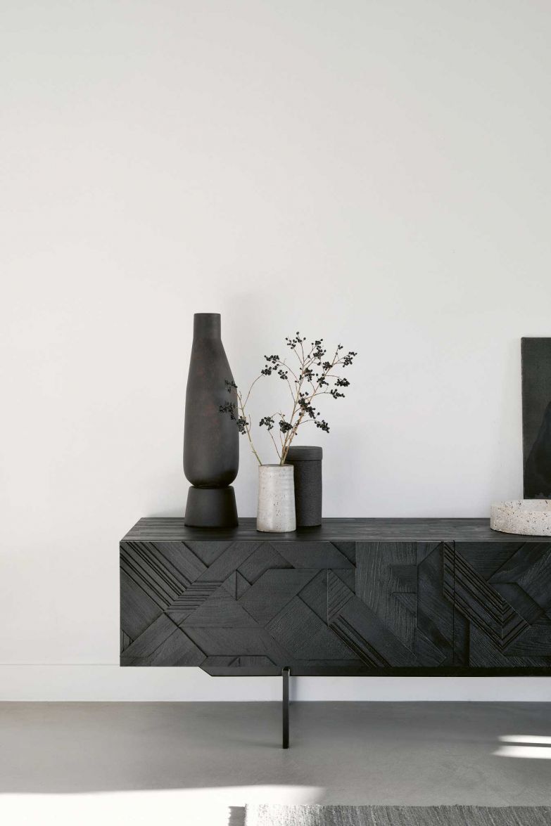 Auf den ersten Blick fühlt man sich bei Sideboard «Graphic» an ein Tangram-Spiel erinnert. Doch bei genauerer Betrachtung erkennt man mehr als sieben geometrische Formen, die zusammen nicht nur ein Quadrat bilden, sondern eine optisch wie haptisch wundervolle Oberfläche. ETHNICRAFT.