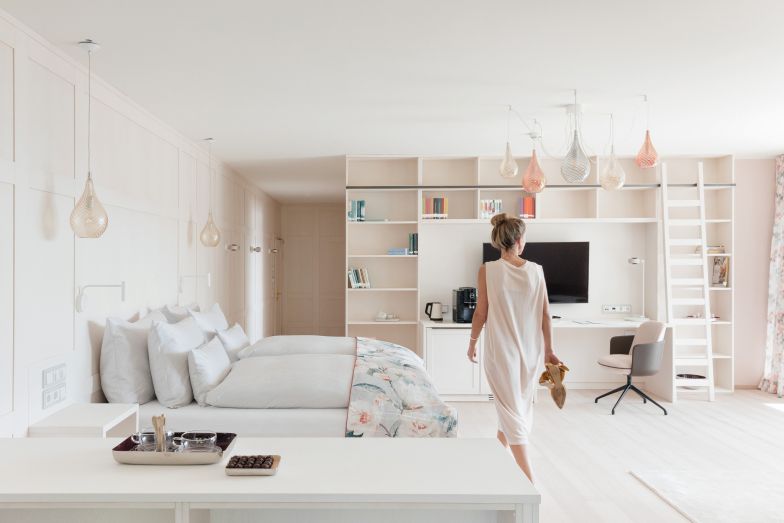 Mit 95 Quadratmetern ist die Morgenrot-Suite der grösste Raum des Hauses. Sie bietet zwei Schlafräume, einen privaten Wellnessbereich und eine Terrasse mit freiem Blick auf den Wilden Kaiser. Foto: Daniel Zangerl.