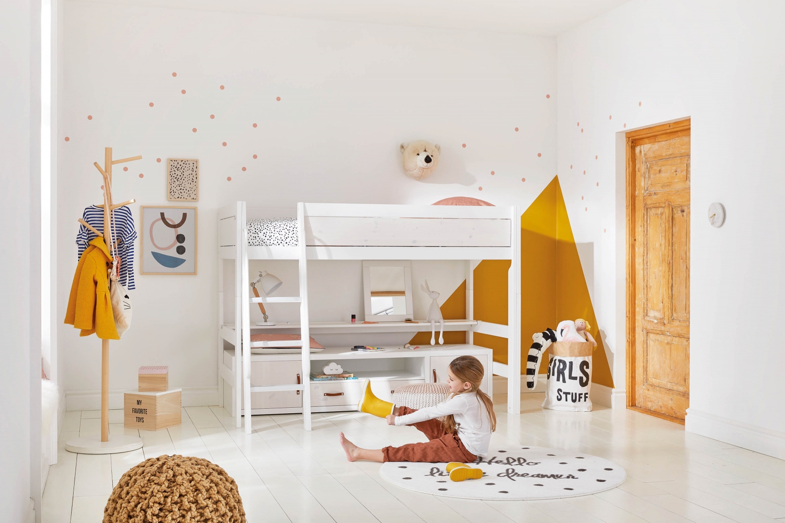 Verstecken, basteln, lernen, klettern oder spielen – das «Low Loft Bed» ist längst nicht nur zum Schlafen da. Für die Kinderbetten des skandinavischen Traditionsunternehmens stehen allerlei Extras wie Regale, Schubladen, Sitzkissen oder Kletterbügel zur Verfügung. Die Betten sind umbaubar und wachsen mit den Kindern mit. Lifetime.