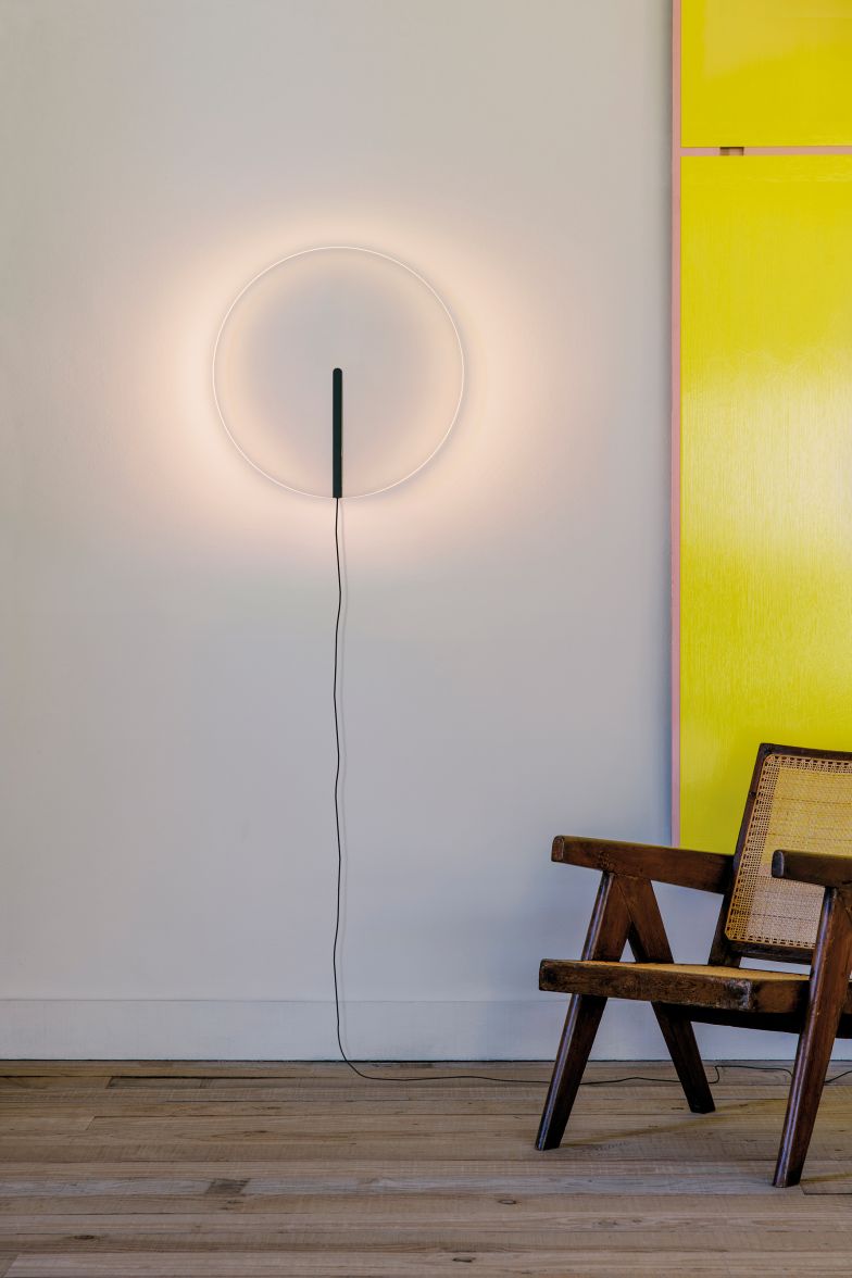 Die Kollektion «Guise» basiert auf der innovativen LED-Technologie, bei der die Lichtquelle selber unsichtbar bleibt. Für die Wandleuchte wurde eine schmale Reihe kleiner Leuchtdioden in die flache Scheibe eingelassen. Das Licht wird an die Kanten des Glaskreises geleitet und tritt dort als heller Strahlenkreis aus. Vibia.