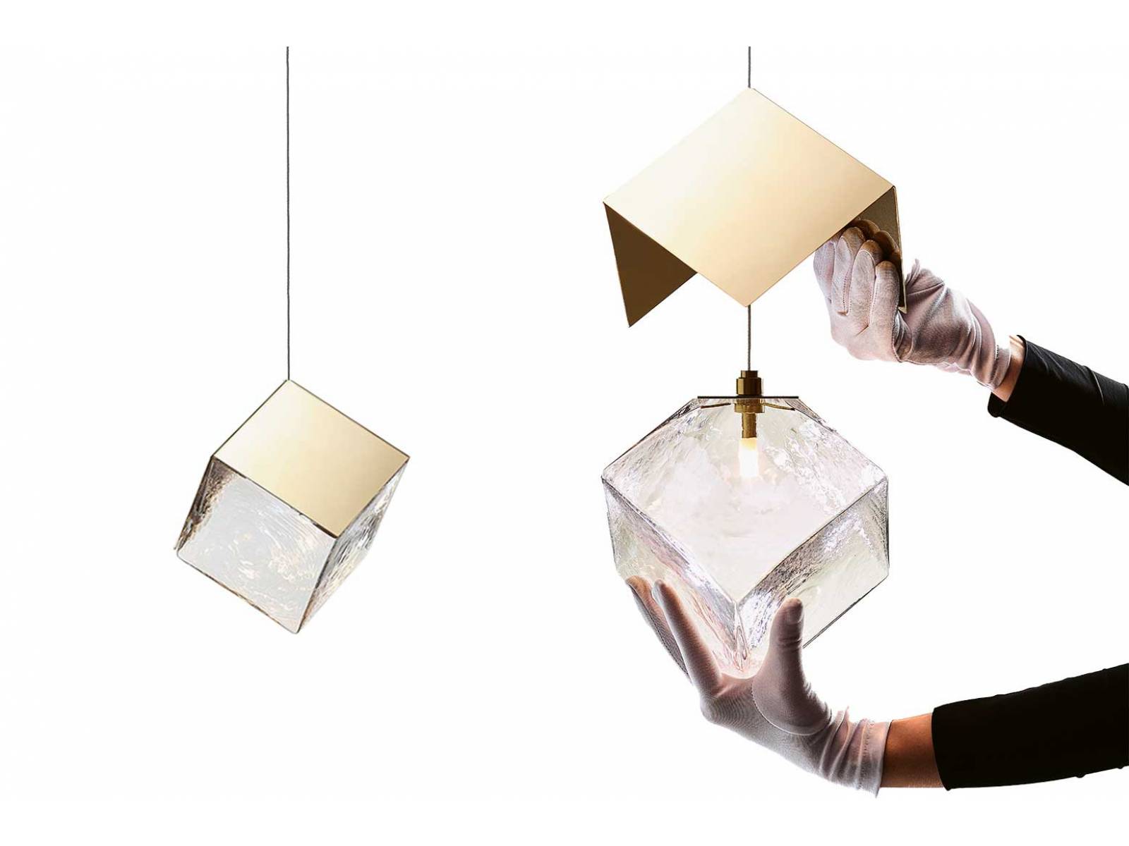 Ihre Form ist namensgebend für die Kollektion, denn wie der Stein, mit dem man auch Feuer entfachen kann, weisen die Leuchten aus der Kollektion «Pyrit» die Form eines Würfels auf. Die schimmernde Oberfläche wird von drei Seiten von einer polierten Metallkomponente in Silber- oder Goldtönen umschlossen. Design: Dechem Studio. BOMMA.