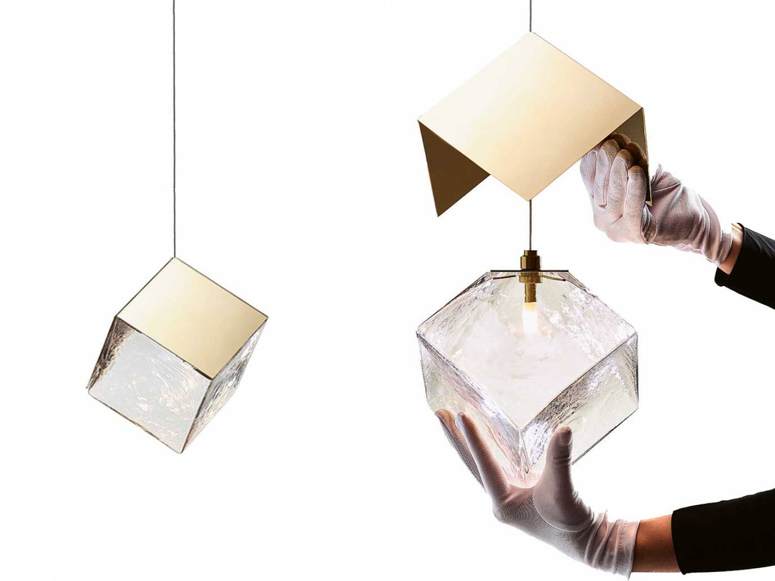 Ihre Form ist namensgebend für die Kollektion, denn wie der Stein, mit dem man auch Feuer entfachen kann, weisen die Leuchten aus der Kollektion «Pyrit» die Form eines Würfels auf. Die schimmernde Oberfläche wird von drei Seiten von einer polierten Metallkomponente in Silber- oder Goldtönen umschlossen. Design: Dechem Studio. BOMMA.