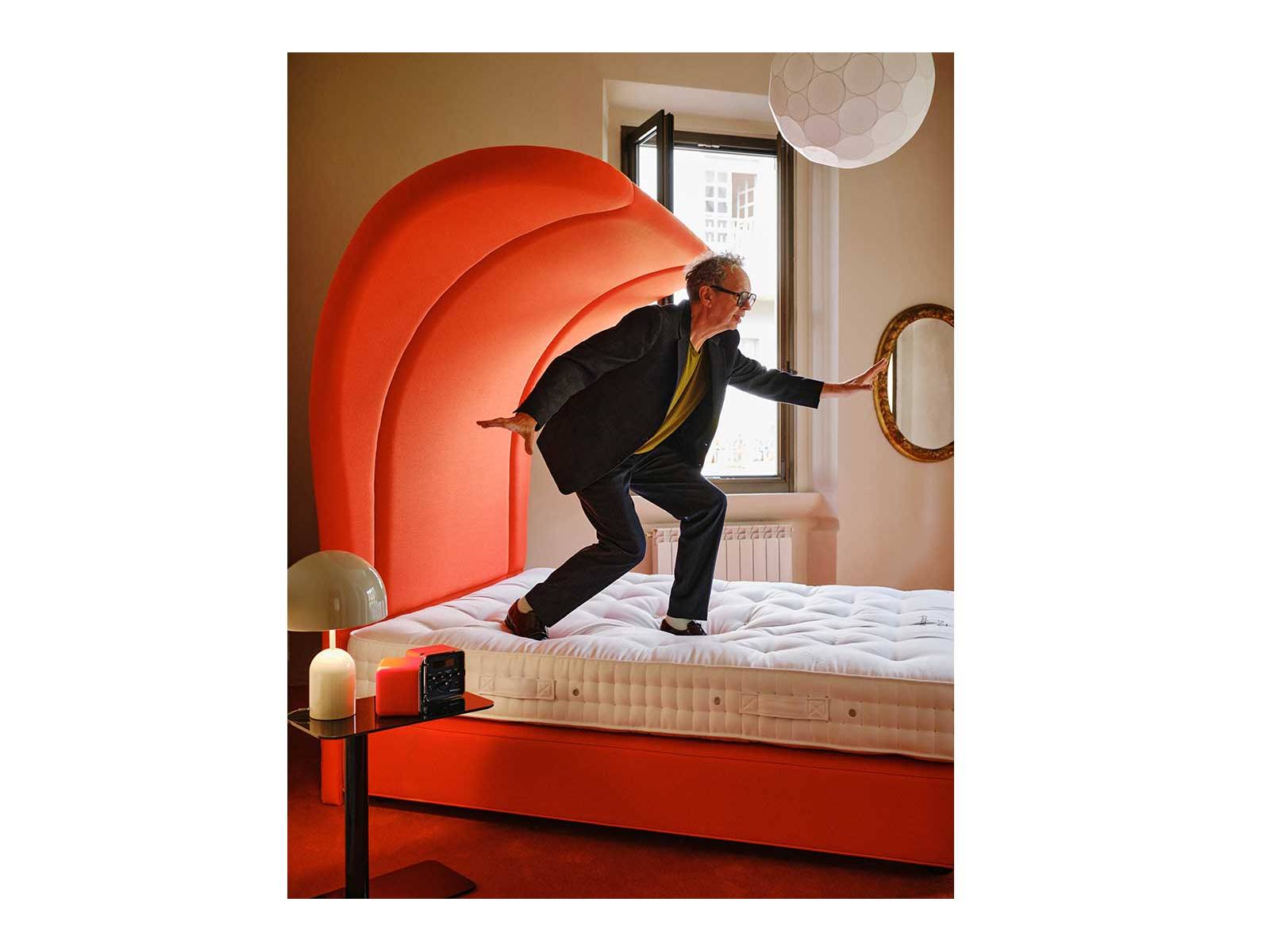 Zwei britische Ikonen: Vispring und Tom Dixon präsentierten in Mailand eine gemeinsame ­Kollektion aus vier neuen Headboards, einem Bett und drei Showpieces. Gezeigt wurde sie im neuen Mua Mua Hotel auf dem Mulino-Areal, das sich zum Fuorisalone in eine Bühne für Betten und Schlaf­zimmer-Szenarien verwandelte. Foto: Pete Navey. VISPRING / TOM DIXON.