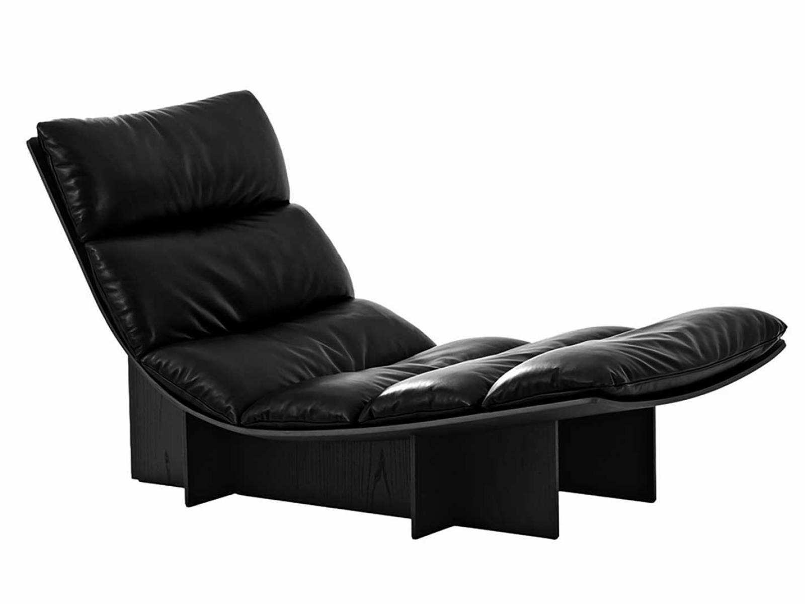 «Attimo» ist eine tief liegende Chaiselongue: Ein breiter Holzsockel trägt drei weich gepolsterte Segmente, die sich wie ein durchgehendes Kissen unter Rücken und Beinen ausbreiten. POLIFORM.