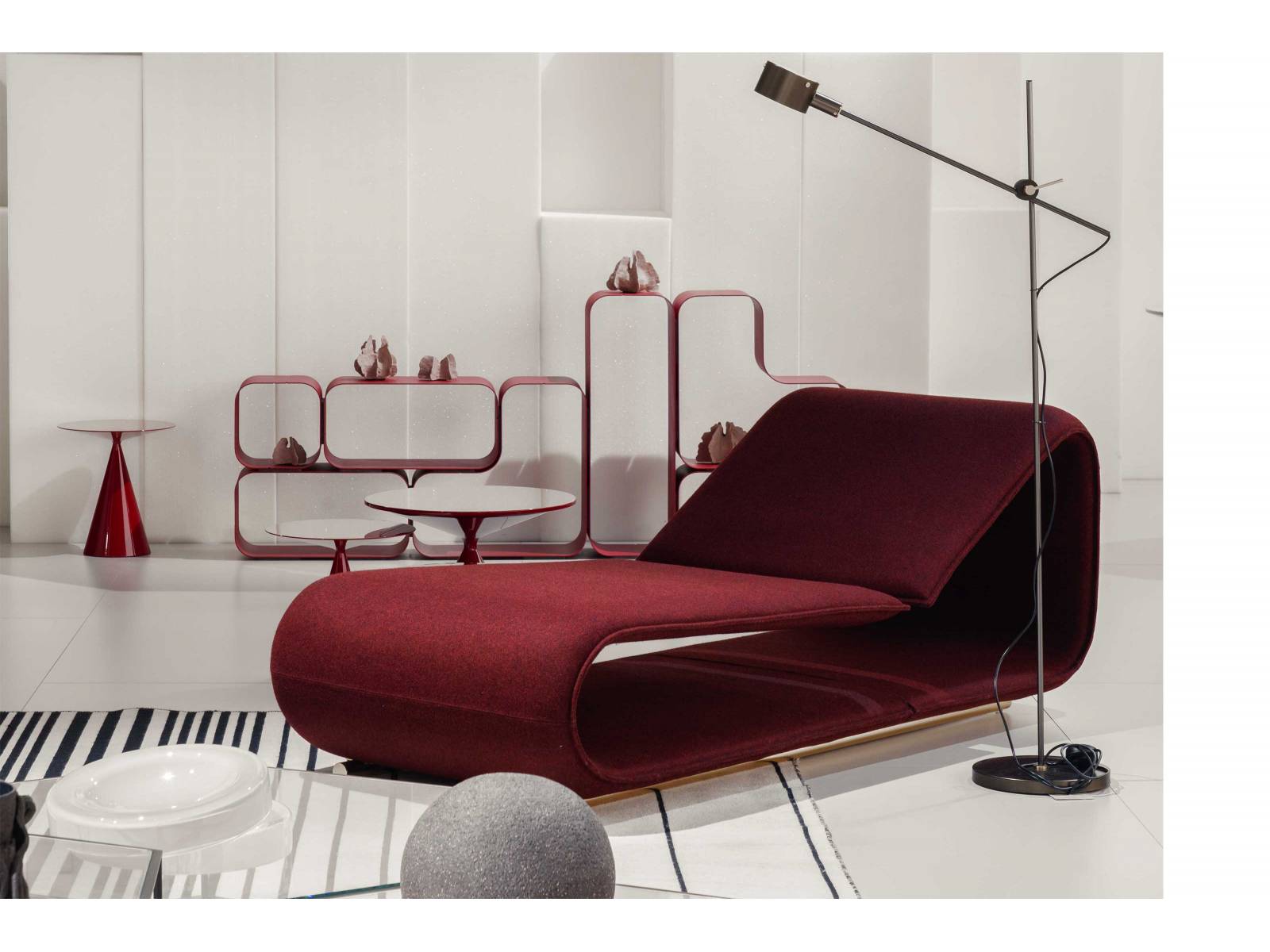 Die Chaiselongue der Kollektion «Clip» von Francesco Rota wirkt wie ein präzise gefaltetes Band. Die Betrachtung des Möbels aus verschiedenen Blickwinkeln verändert die Wahrnehmung seiner Geometrie. Auch Desalto setzte auf seinem Stand in Rho auf die Trendfarbe Bordeaux. DESALTO.