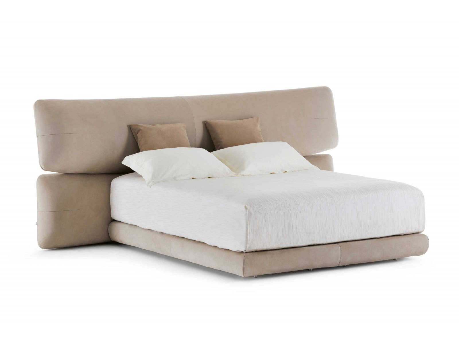Das Bett «Yuna» ist am schönsten, wenn es inmitten eines eleganten Schlafzimmers steht. Das leicht geschwungene Kopfteil besteht aus zwei horizontalen, gepolsterten Paneelen, deren Rückseite mit Leder bezogen ist, während Vorderseite und Liegefläche auch in Stoff gehüllt werden können. FLOU.