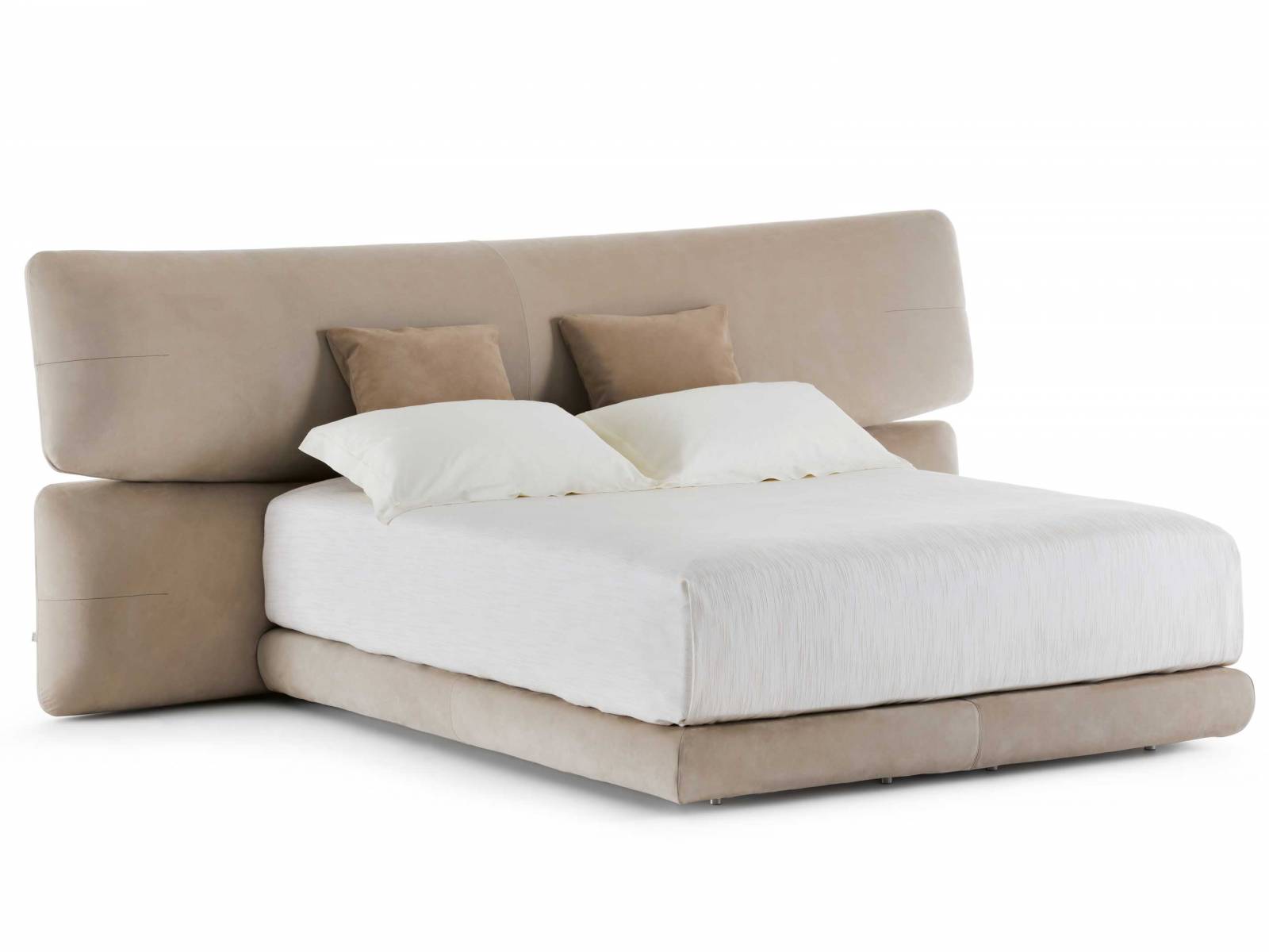 Das Bett «Yuna» ist am schönsten, wenn es inmitten eines eleganten Schlafzimmers steht. Das leicht geschwungene Kopfteil besteht aus zwei horizontalen, gepolsterten Paneelen, deren Rückseite mit Leder bezogen ist, während Vorderseite und Liegefläche auch in Stoff gehüllt werden können. FLOU.