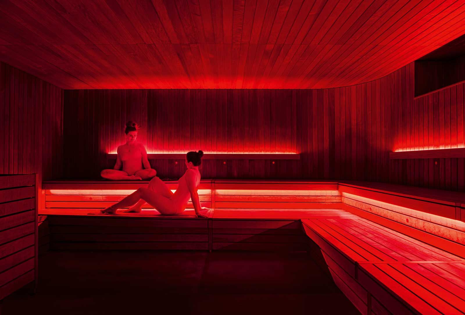 Leuchtendes Rot im Wellbeing Club KEEN.