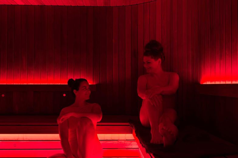 Leuchtendes Rot im Wellbeing Club KEEN. Foto: Ivan Engler