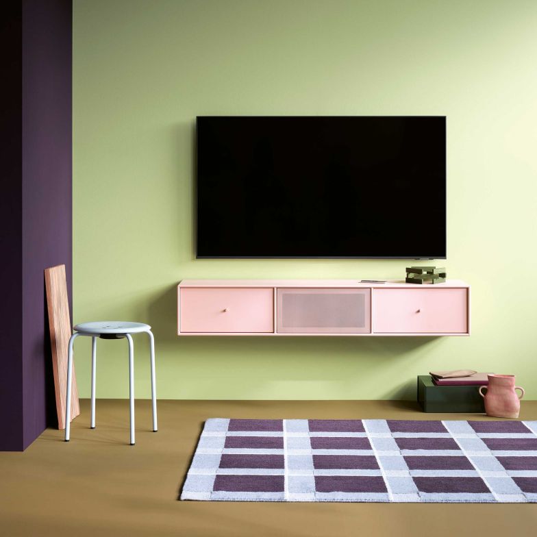 Raffiniert verstaut und damit aus dem Blickfeld verschwunden, können unschöne Kabel und Zubehörteile nicht mehr vom Fernsehvergnügen und klaren Surround-Sound ablenken. Höchstens das neue TV- und Sound-Möbel selbst, das in 41 verschiedenen Farben ein echter Hingucker ist. MONTANAFURNITURE.COM