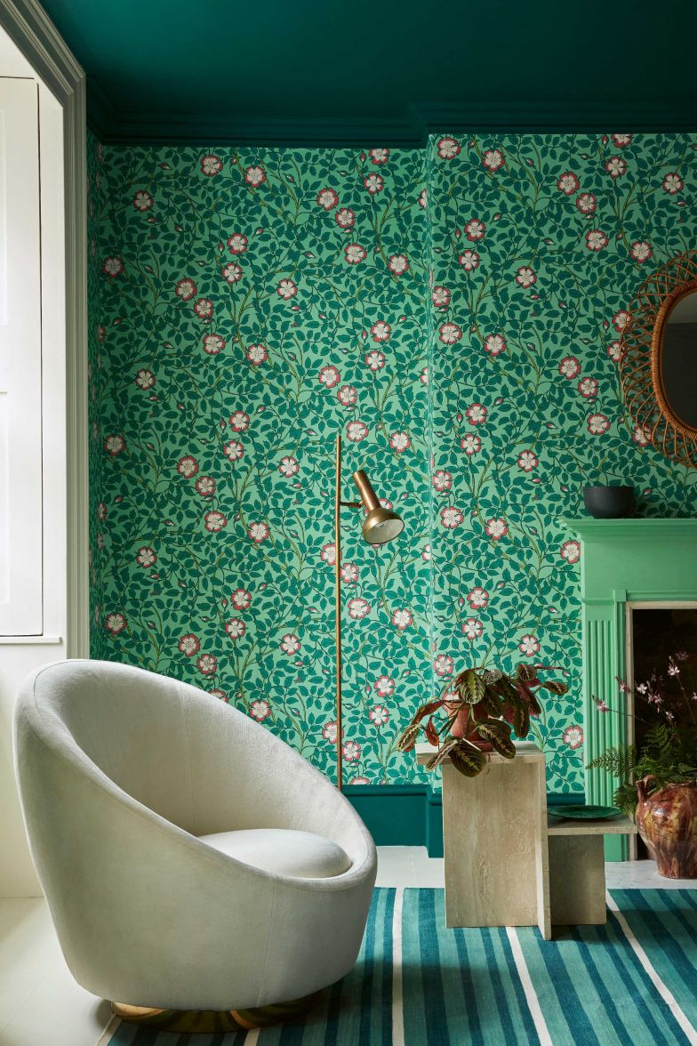 Die Tapetenkollektion «National Trust Papers» wird fortgesetzt – die dritte Auflage umfasst acht Designs, unter ihnen «Briar Rose», die sich in dicht stilisierten Naturmotiven zeigt. Ursprünglich vom einem Kinderbuchillustrator entworfen, wurde das Sujet zur Kinderzimmertapete. Sie wurde in Oxburgh Hall gefunden. Neu gibt es sie in sechs Farbvarianten. LITTLEGREENE.EU