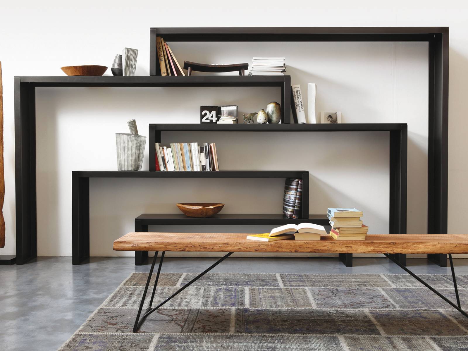 Konsole für Konsole wächst «Babilonia» in die Höhe und wird so zu einem Regal, das sich selbst in Szene setzt und doch die Aufmerksamkeit auf das richtet, was darin ausgestellt wird. Design: Maurizio Peregalli. Zeus / Mox.