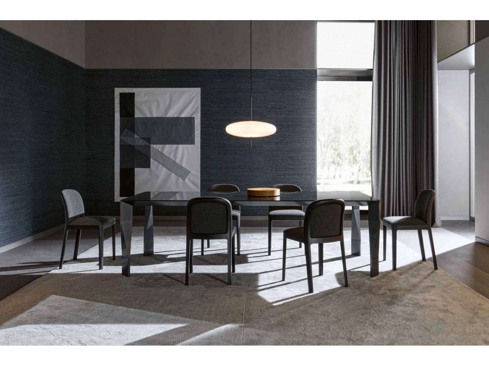 Obwohl seine Struktur aus Massivholz gefertigt wird, wirkt der Stuhl «Tea» sehr leicht und elegant. Jasper Morrison schaffte es in seinem Entwurf, Eleganz und Ergonomie harmonisch zu verbinden und schuf ein modernes Sitzmöbel. Dank verschiedenster Ausführungsmöglichkeiten, die nicht zuletzt die gesamte Textil- und Lederkollektion des Unternehmens einschliessen, wird «Tea» zum individuellen Eyecatcher. Molteni &amp; C.
