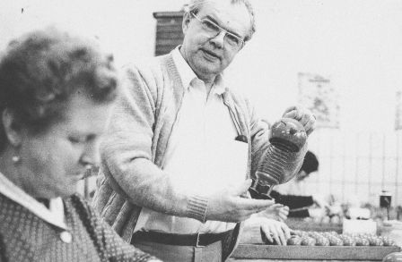 Vor 50 Jahren entwarf der dänische Möbeltischler Hans Gustav Ehrenreich den ersten Prototypen der kleinen Wackelfiguren, die seither als beliebte Dekorationsobjekte gelten.