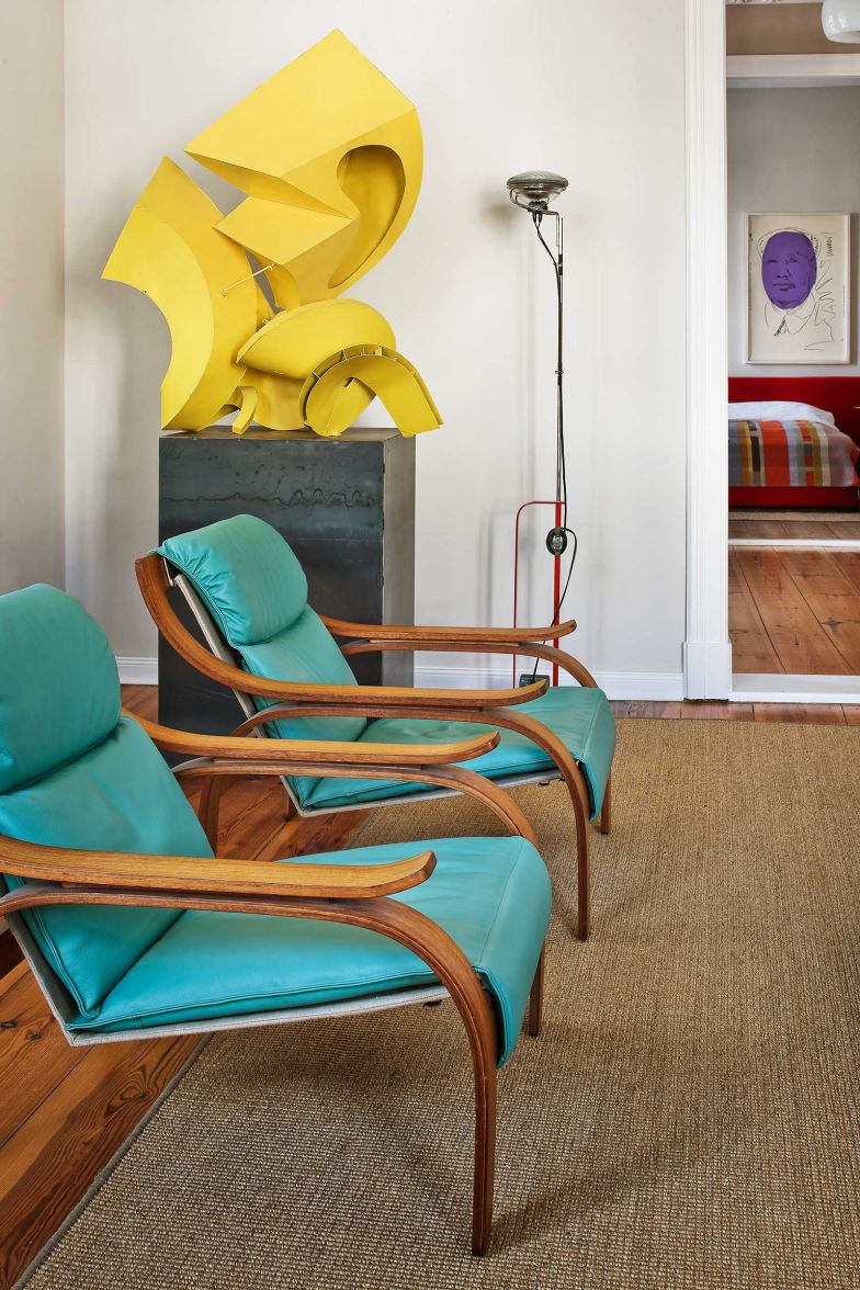Farbe, bitte! Türkisfarbene Ledersessel – ein Beispiel für italienisches Design der 1960er-Jahre. Dahinter eine abstrakten Metallskulptur eines befreundeten Berliner Künstlers.