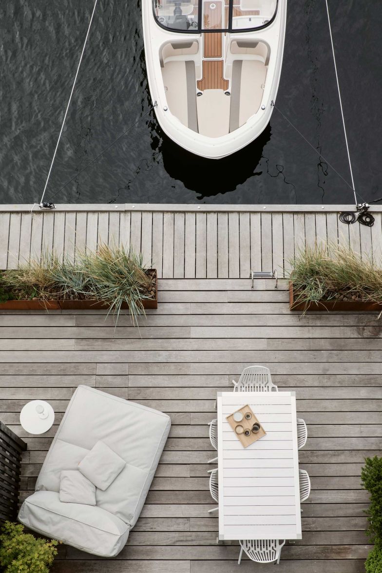 Im Sommer können die Glastüren ganz geöffnet werden, sodass Innen und Aussen zu einem einzigen Raum verschmelzen. Der Name des Daybeds, «Stay», darf gern als Aufforderung verstanden werden. 