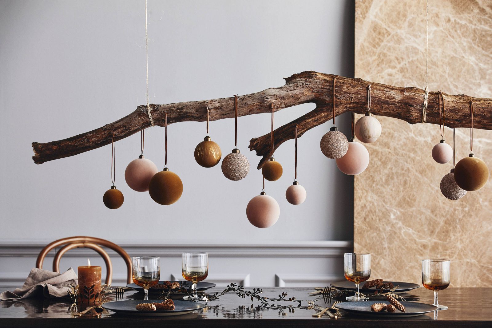 Mit Holz holen wir uns die Natur ins Haus. Und mal ganz ehrlich, für die Kugeln in Marroni, Cognac und zartem Rosé braucht es keinen Christbaum. Lassen wir diesen doch für einmal im Wald und nehmen dafür ein formschönes Schwemmholz mit. Nordal.
