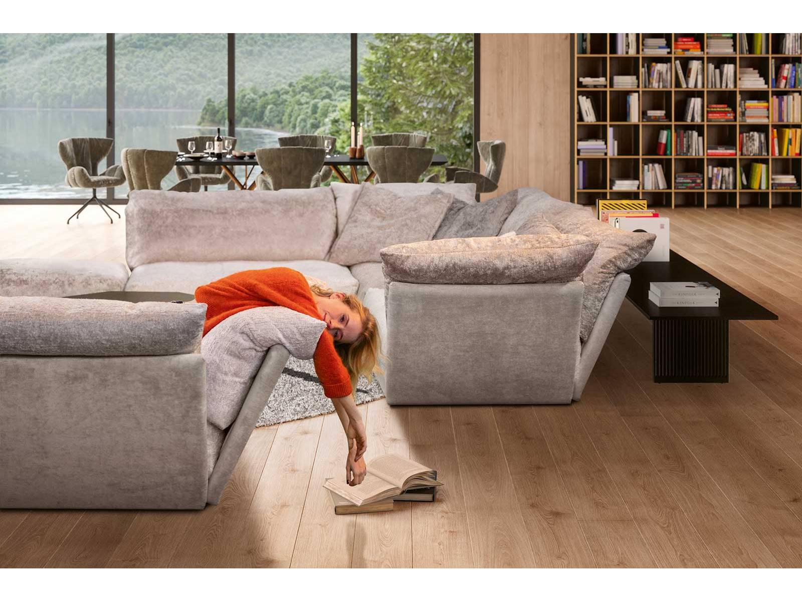 Acht Schichten aus feinen Materialien vereinen sich in einem harmonischen Spiel von Weichheit und Unterstützung, während die legeren Kissen wie einladende Wolken über die Rückenlehne fallen. Mit dem Sofa «Esfera» wird jeder Moment zum Genuss – einfach zurücklehnen und die Seele baumeln lassen. bretz.de