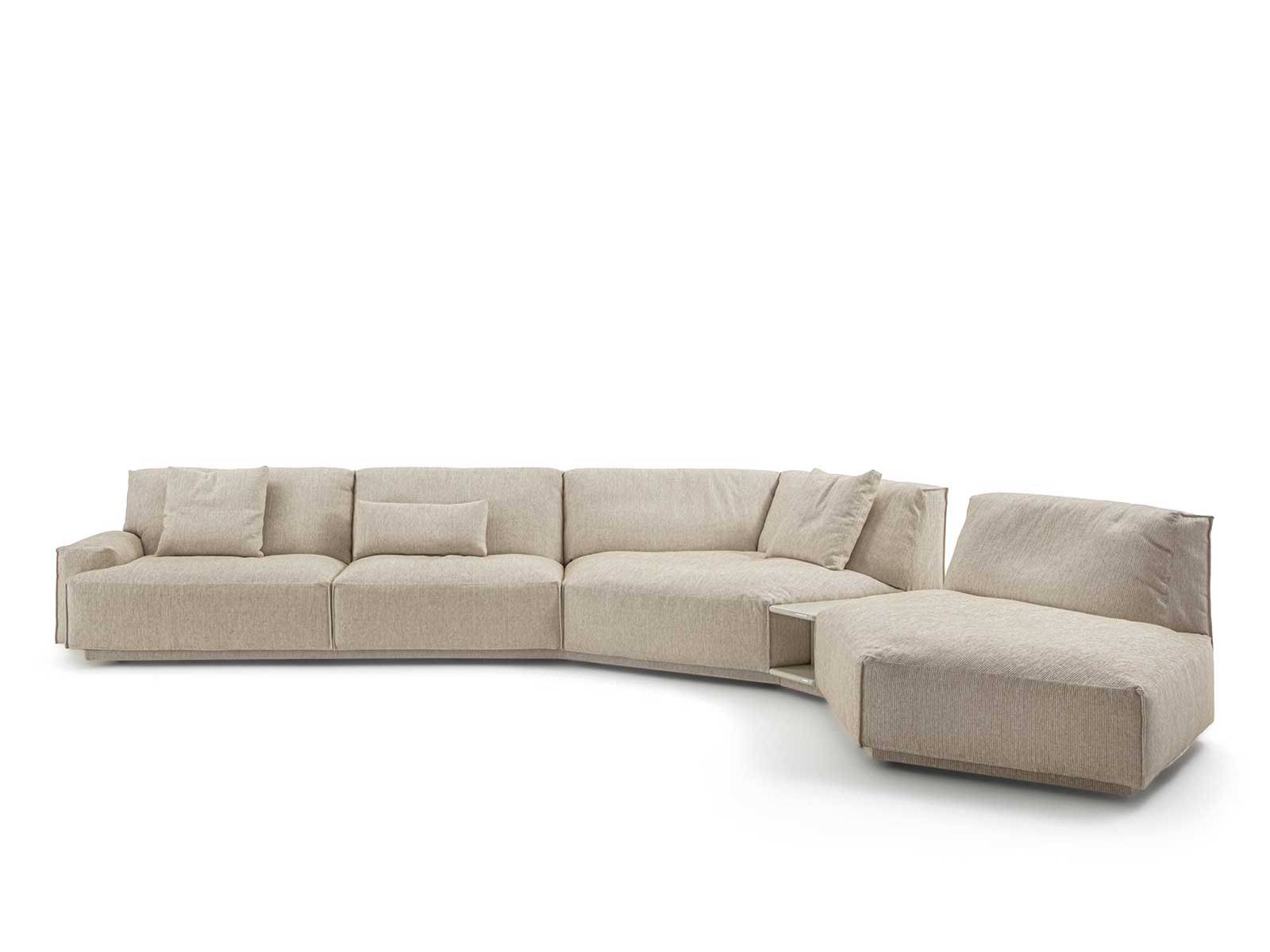Bei Sofa «Dao Soft» von Gordon Guillaumier ruht jedes Modul auf einem Sockel, wodurch seine weiche Silhouette noch leichter wirkt und scheinbar schwebt. Die «A-Pizzicotto»-Naht kitzelt das Auge und lässt Stoff und Leder in einem Tanz der Formen verschmelzen. frigerio.com