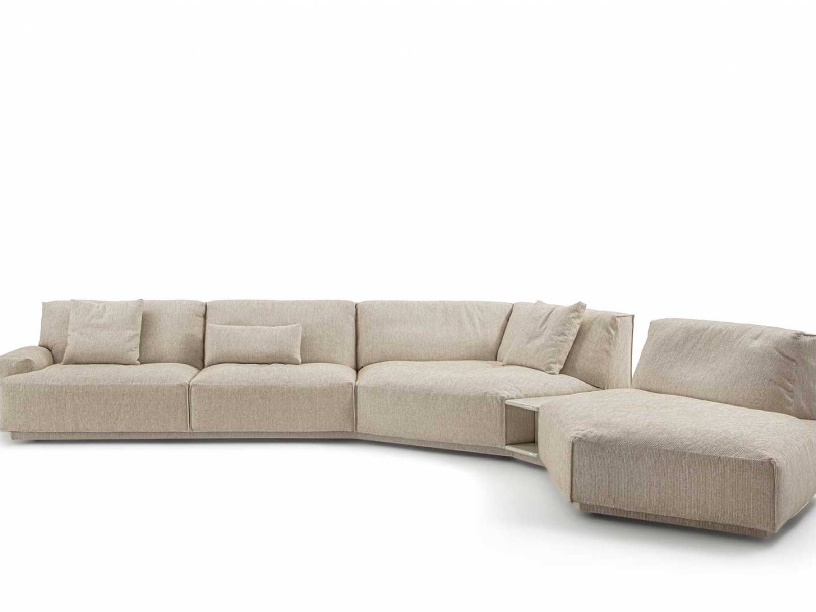 Bei Sofa «Dao Soft» von Gordon Guillaumier ruht jedes Modul auf einem Sockel, wodurch seine weiche Silhouette noch leichter wirkt und scheinbar schwebt. Die «A-Pizzicotto»-Naht kitzelt das Auge und lässt Stoff und Leder in einem Tanz der Formen verschmelzen. frigerio.com