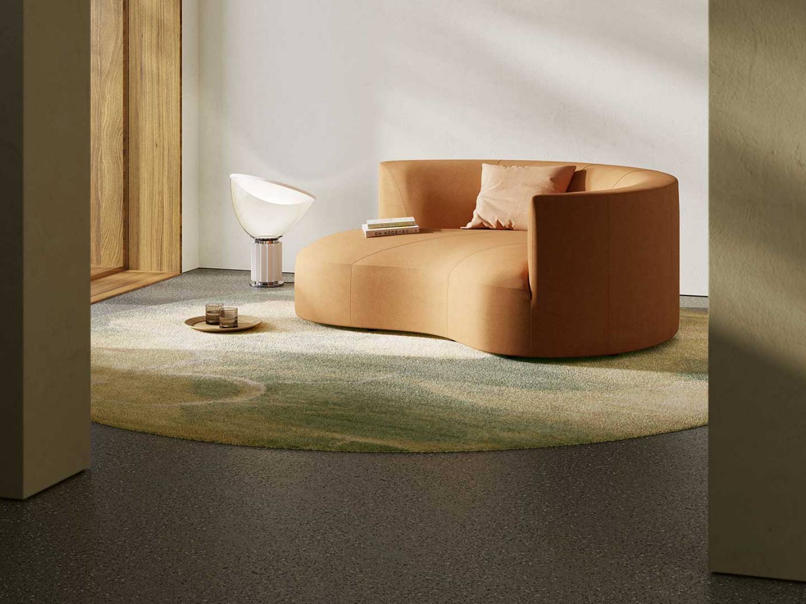 Wie ein Wassertropfen auf einem Lotusblatt schmiegt sich die amorphe Form von Sofa «Siwa» in den Raum, umarmend und einladend zugleich. Kein schnödes Sitzmöbel, sondern ein Aufenthaltsort für moderne Nomaden, die zwischen Lesen, Chatten und Arbeiten pendeln. Design: Altherr Désile Park. cor.de