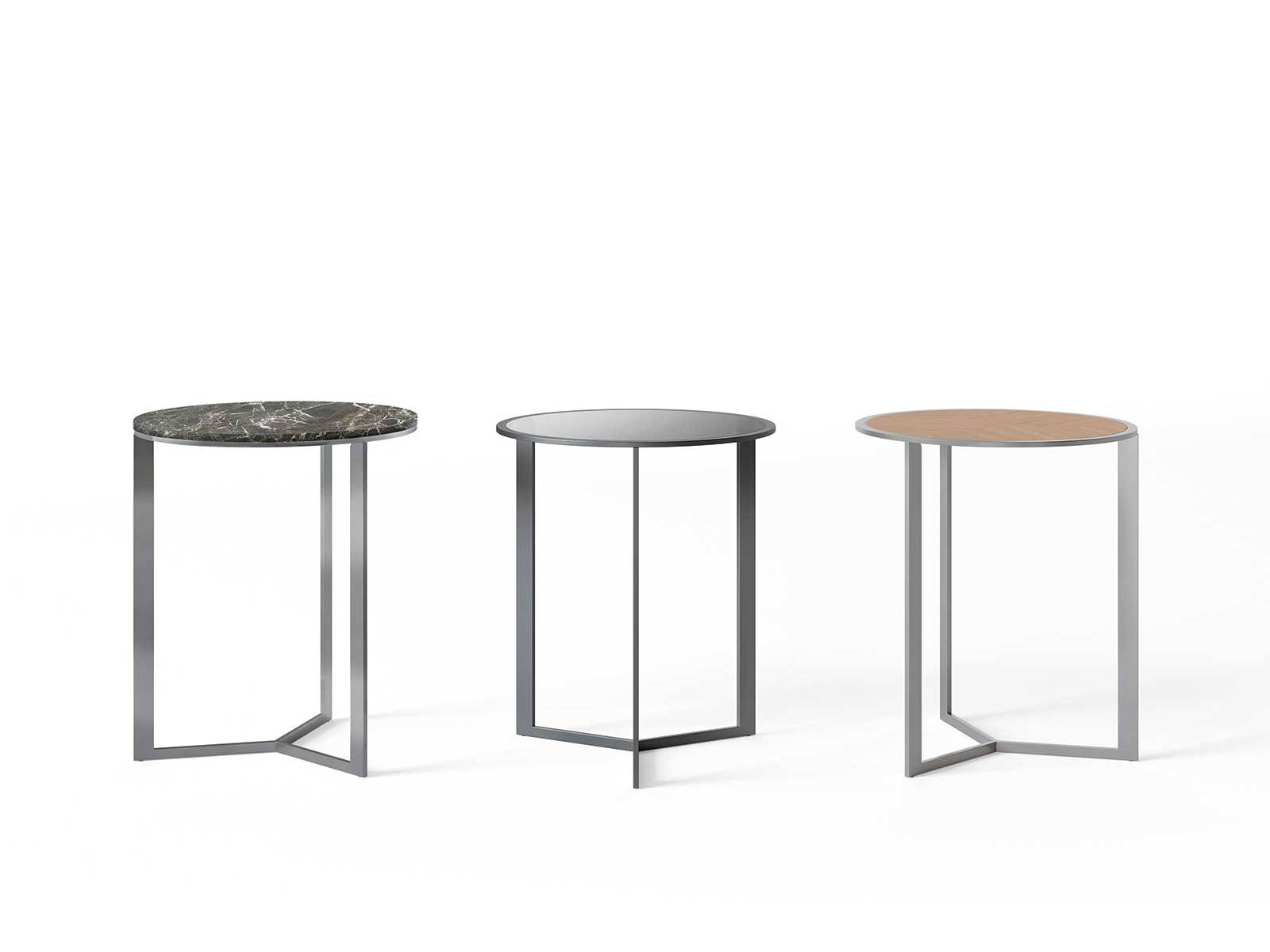 Das Brückenelement aus stranggepresstem Aluminium verleiht den Couchtischen der «Rialto»-Kollektion eine schwebende Leichtigkeit, während die Auswahl an ovalen und runden Tischplatten aus glänzendem oder mattem Glas, edlem Holz und Marmor die persönliche Note unterstreicht. Design: Giuseppe Bavuso. rimadesio.it
