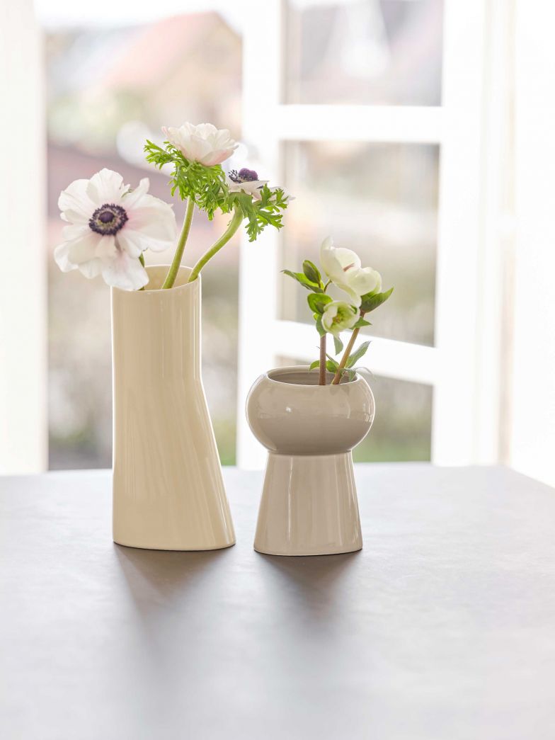 Die Kollektion «Oval Vases» zählt drei stilvolle bunte Blumenvasen, die sich durch das Spiel mit geometrischen Formen wie ovalen Kugeln, Kegeln und Zylindern auszeichnen. Je nachdem, wie man die Vase dreht und platziert, erhält sie einen neuen Ausdruck. Design: Rebecca Uth. ROCOLLECTION.